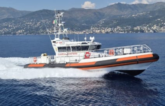 Murcarolo, 25enne in difficoltà in mare: 60enne si tuffa per aiutarlo, salvati entrambi dalla Guardia Costiera Murcarolo, 25enne in difficoltà in mare: 60enne si tuffa per aiutarlo, salvati entrambi dalla Guardia Costiera
