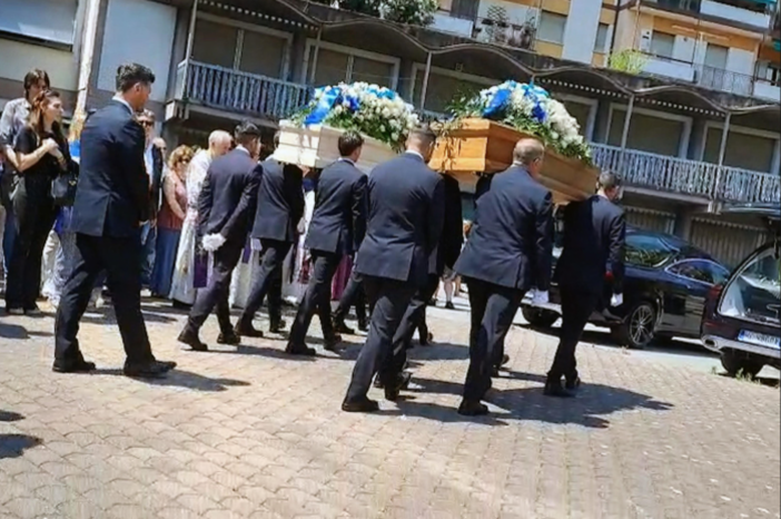 L'ultimo saluto a Monica e Giorgia nella chiesa di Pegli: "Dio le ha prese nel mare che tanto amavano"