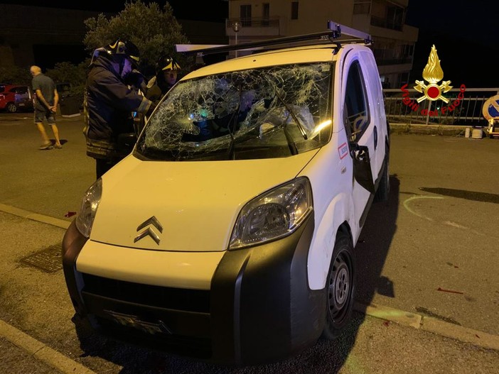 Quarto: auto carambola su macchine parcheggiate, conducente ferito