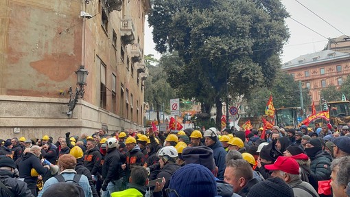 Ex Ilva, scatta oggi il quinto giorno di protesta. Ancora strade bloccate, in attesa di notizie dal vertice di Roma con Urso