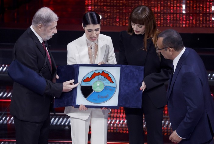 Festival di Sanremo, il presidente Marco Bucci sul palco dell'Ariston ha consegnato il premio della serata cover