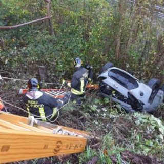 Montoggio: auto precipita in una scarpata, illesa la donna al volante