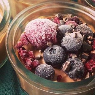 Mercoledì Veg: Mousse di cacao e more con frutti brinati