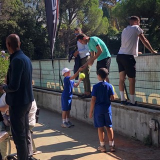 Marco Cecchinato,  prima del match firma autografi a raccattapalle in divisa