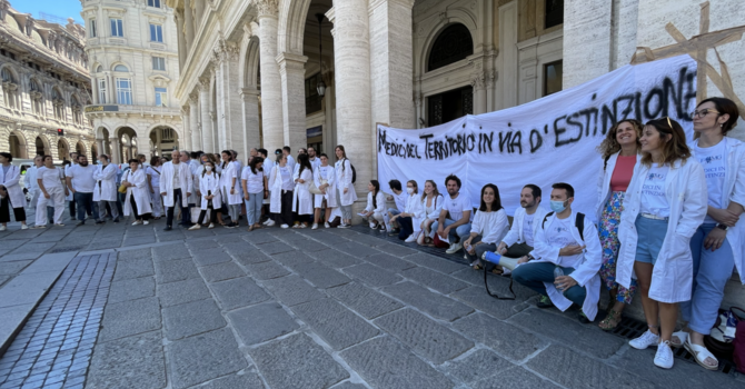 Una recente protesta di medici sotto la sede della Regione Liguria Una recente protesta di medici sotto la sede della Regione Liguria