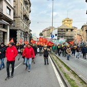 Ex Ilva, il racconto del sindacalista Uilm aggredito: “Insultato e picchiato da una trentina con la felpa della Fiom”