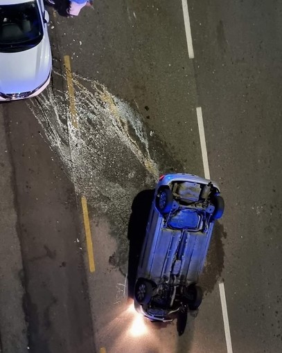 Auto si ribalta a Quarto e danneggia altre macchine in sosta