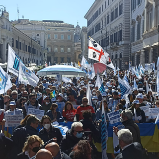 "Sì alla riforma, no alla rottamazione delle concessioni": a Roma più di 400 balneari liguri in manifestazione "Sì alla riforma, no alla rottamazione delle concessioni": a Roma più di 400 balneari liguri in manifestazione