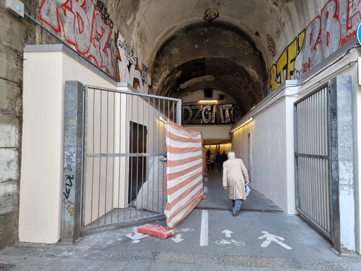 Il tunnel di Borgo Incrociati si rifà il look, Ferrante: “Dopo il bianco serve un progetto di street art per fermare il vandalismo” (FOTO)
