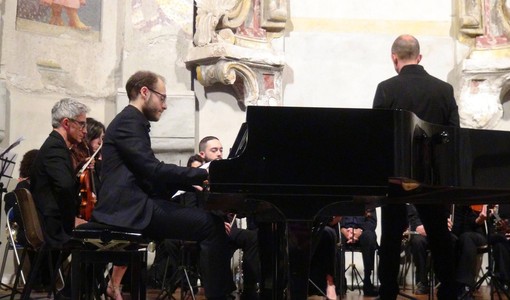 Mattia Lorenzini si esibisce al pianoforte sabato alla Scuola Conte di Pegli
