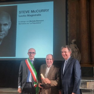 Steve McCurry, acclamato a Palazzo Ducale, riceve la medaglia Città di Genova