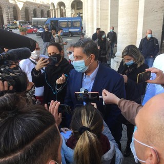 Piazza De Ferrari: il presidente Toti incontra una delegazione dei manifestanti (VIDEO)