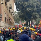 Ex Ilva, scatta oggi il quinto giorno di protesta. Ancora strade bloccate, in attesa di notizie dal vertice di Roma con Urso