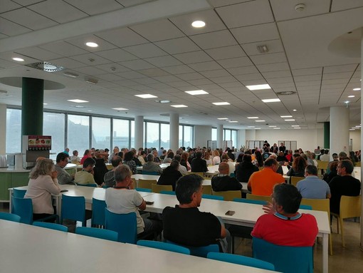 Vertenza Ericsson, confermati gli esuberi: assemblee dei lavoratori e scontro sulle parole della Premier Vertenza Ericsson, confermati gli esuberi: assemblee dei lavoratori e scontro sulle parole della Premier