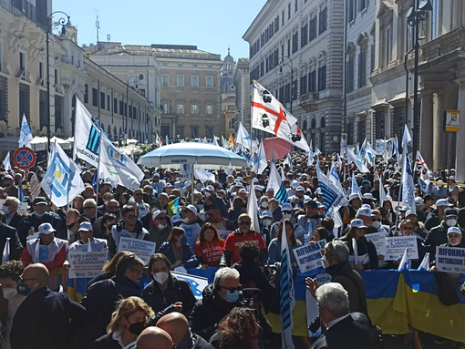 &quot;Sì alla riforma, no alla rottamazione delle concessioni&quot;: a Roma più di 400 balneari liguri in manifestazione