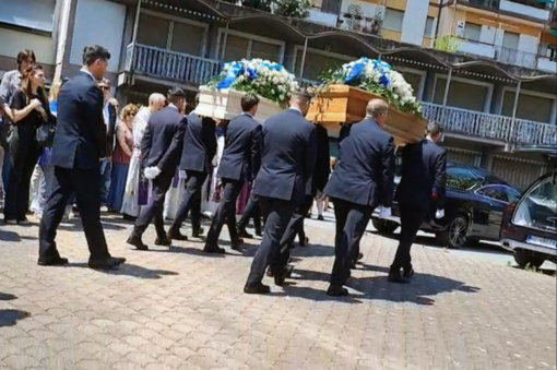 L'ultimo saluto a Monica e Giorgia nella chiesa di Pegli: "Dio le ha prese nel mare che tanto amavano"