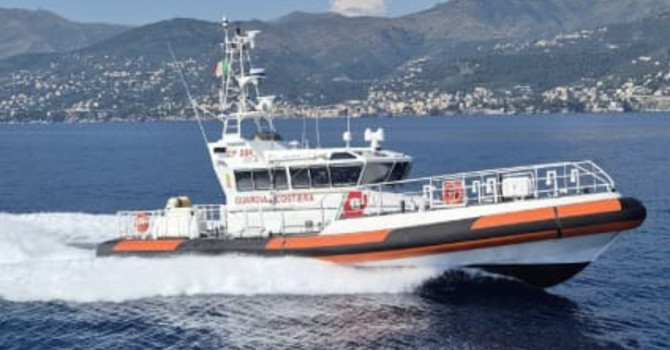 Murcarolo, 25enne in difficoltà in mare: 60enne si tuffa per aiutarlo, salvati entrambi dalla Guardia Costiera Murcarolo, 25enne in difficoltà in mare: 60enne si tuffa per aiutarlo, salvati entrambi dalla Guardia Costiera