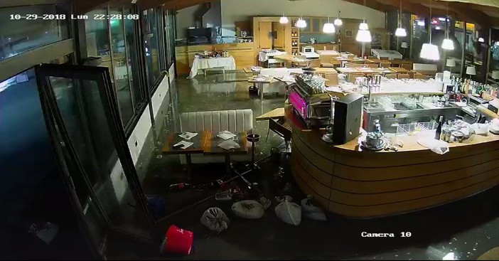 La mareggiata spacca i vetri e irrompe nel ristorante ad Arenzano (VIDEO)