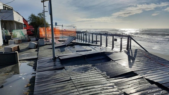 Voltri, lunedì partono i lavori per risistemare la passeggiata dopo la furia del mare (per l'ennesima volta)