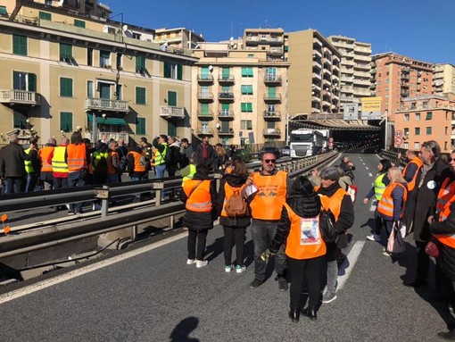 Crollo Morandi: blocco dell'autostrada di Genova Ovest e 43 rose bianche