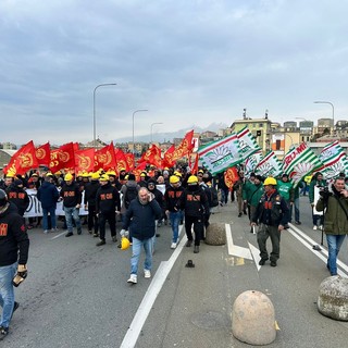 Ex Ilva, ore decisive per il vertice di Roma: giornata senza cortei in attesa di risposte sulla continuità dello stabilimento Ex Ilva, ore decisive per il vertice di Roma: giornata senza cortei in attesa di risposte sulla continuità dello stabilimento