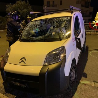 Quarto: auto carambola su macchine parcheggiate, conducente ferito