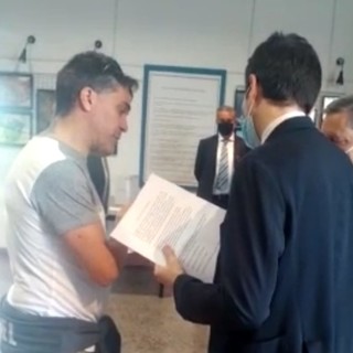 "Ministro, ci sono 1200 famiglie con problemi di neurosviluppo", blitz di Marco Macrì all'incontro con Roberto Speranza (Video)