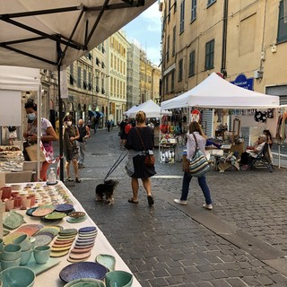 Nel primo sabato di via Cairoli pedonale arriva il mercatino del fatto-a-mano