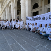 Una recente protesta di medici sotto la sede della Regione Liguria Una recente protesta di medici sotto la sede della Regione Liguria