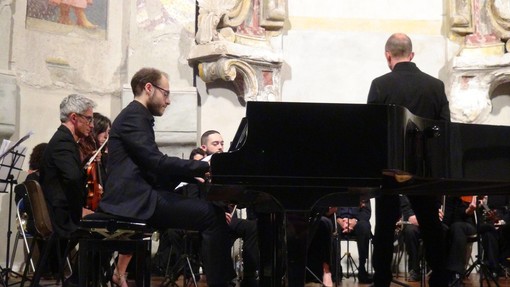 Mattia Lorenzini si esibisce al pianoforte sabato alla Scuola Conte di Pegli
