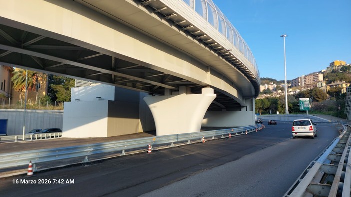 Il 'moncone' lasciato all'uscita del casello autostradale di Pra' (all'estrema sinistra)