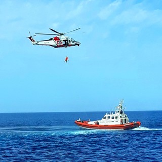 Riprese all'alba le ricerche dell'uomo scomparso in mare al largo di Chiavari, è un ex giornalista del Secolo XIX