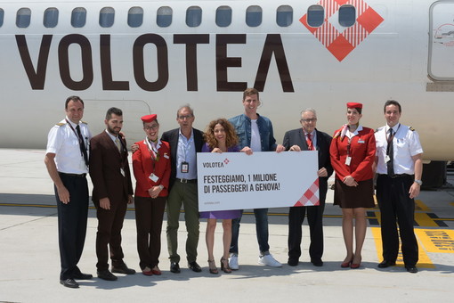 Volotea festeggia 1 milione di passeggeri a Genova: un passeggero premiato Volotea festeggia 1 milione di passeggeri a Genova: un passeggero premiato