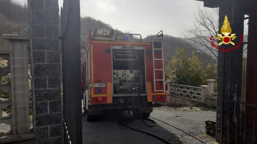 Vigili del fuoco a Noceto di Vobbia per l'incendio di una taverna