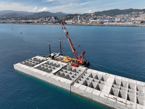 Nuova Diga di Genova, posato il 26° cassone: avanti i lavori della maxi opera sul mare Nuova Diga di Genova, posato il 26° cassone: avanti i lavori della maxi opera sul mare