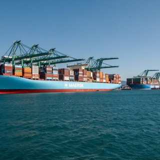 Pra', per la prima volta al porto ormeggiate insieme due mega portacontainer