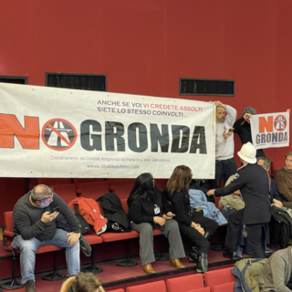 “No alla Gronda”, la protesta con striscioni in Consiglio Comunale (Video)
