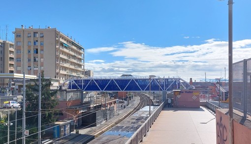 Voltri, varata la nuova passerella per raggiungere la stazione ferroviaria (Video) Voltri, varata la nuova passerella per raggiungere la stazione ferroviaria (Video)