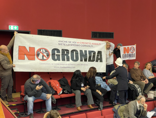 “No alla Gronda”, la protesta con striscioni in Consiglio Comunale (Video)