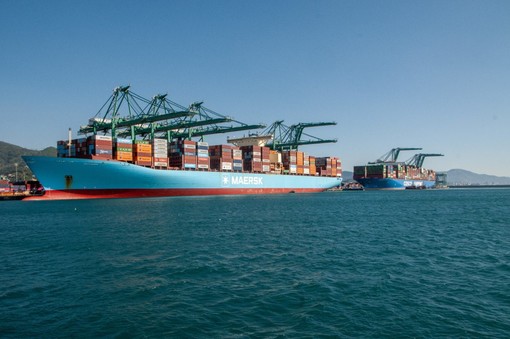 Pra', per la prima volta al porto ormeggiate insieme due mega portacontainer