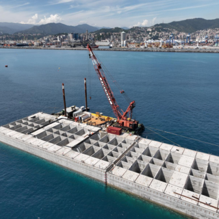 Nuova Diga di Genova, posato il 26° cassone: avanti i lavori della maxi opera sul mare Nuova Diga di Genova, posato il 26° cassone: avanti i lavori della maxi opera sul mare