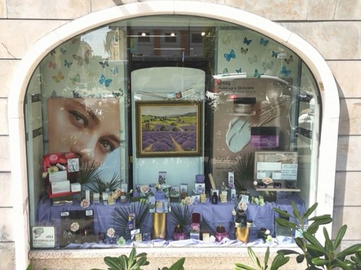 Pegli, le vetrine dei negozi si riempiono di opere di artisti (Foto)