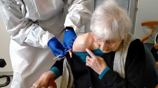 Sconfigge il Covid, brinda ai 100 anni... e ora il vaccino: l'incredibile storia di nonna Giovanna