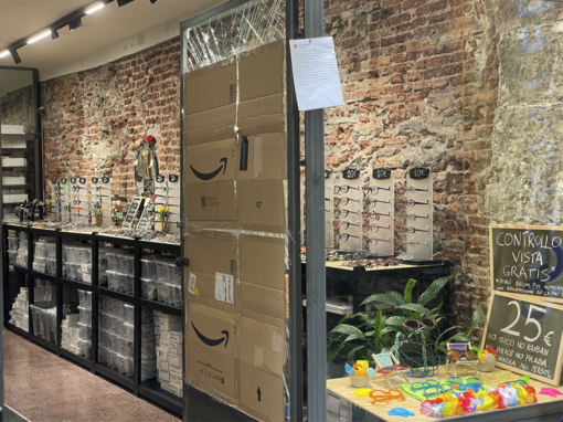 Via Pre’, furto nell’occhialeria sociale: spaccata la vetrina con un tombino Via Pre’, furto nell’occhialeria sociale: spaccata la vetrina con un tombino