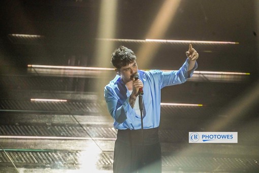 Olly sul palco dell'Ariston al 75° Festival di Sanremo Olly sul palco dell'Ariston al 75° Festival di Sanremo