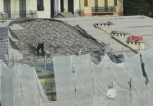 Operai al lavoro su un tetto di Bogliasco