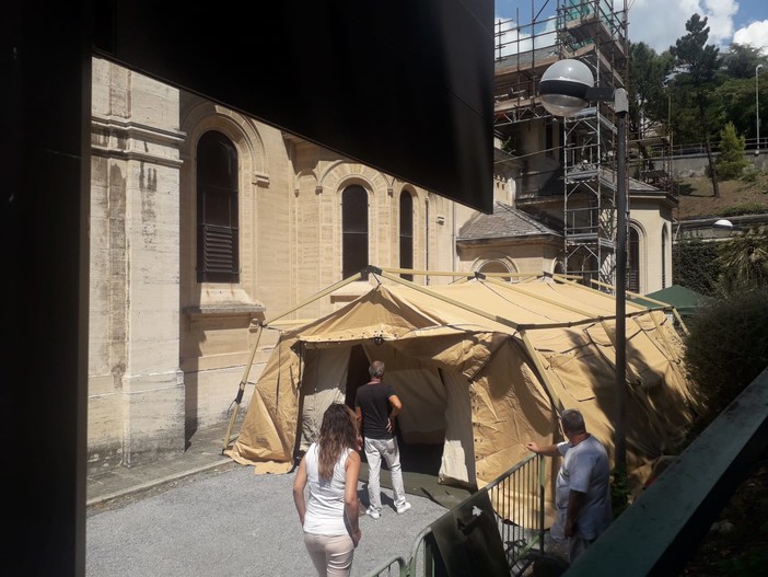 La chiesa dell'ospedale San Martino allestita per ospitare le salme delle vittime La chiesa dell'ospedale San Martino allestita per ospitare le salme delle vittime