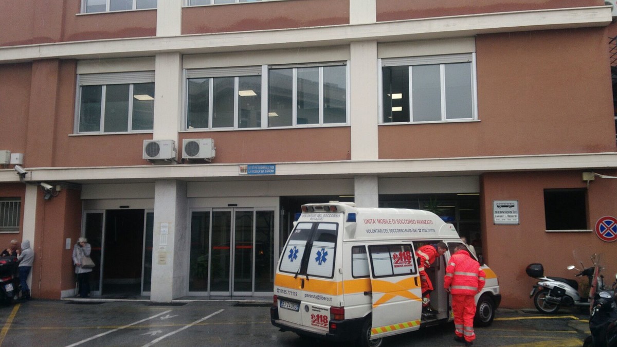 Ospedale San Martino, 2300 indagati: non facevano pagare il ticket ai parenti Ospedale San Martino, 2300 indagati: non facevano pagare il ticket ai parenti