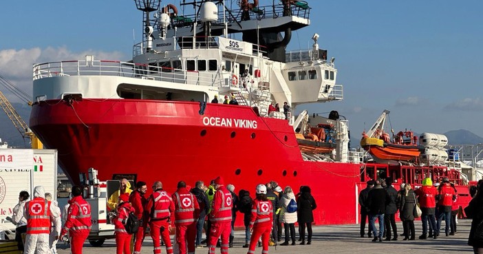 Ocean Viking a Genova: centoottantacinque migranti sbarcano in porto