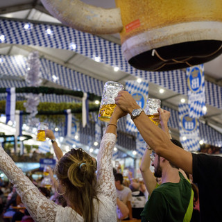 Flash mob con spade laser, artisti circensi, Bruciabaracche, concerti e attività per le famiglie nell'ultima settimana dell'Oktoberfest